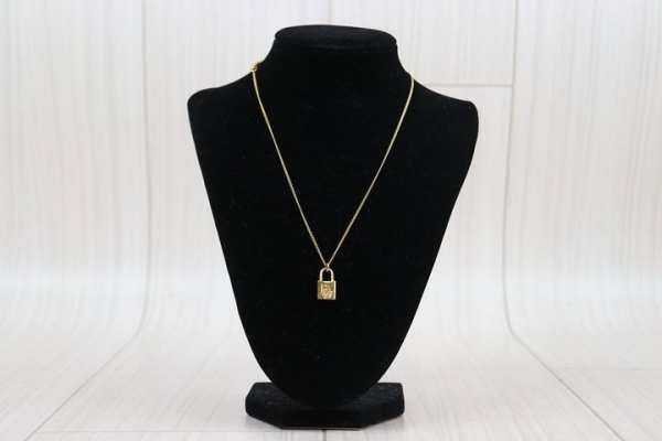 Gold padlock necklace, minimalist jewelry, women's jewelry, handmade jewelry, dainty gold necklace, jewelry gift idea, unique jewelry piece, jewelry accessories, layered necklace, elegant jewelry design.