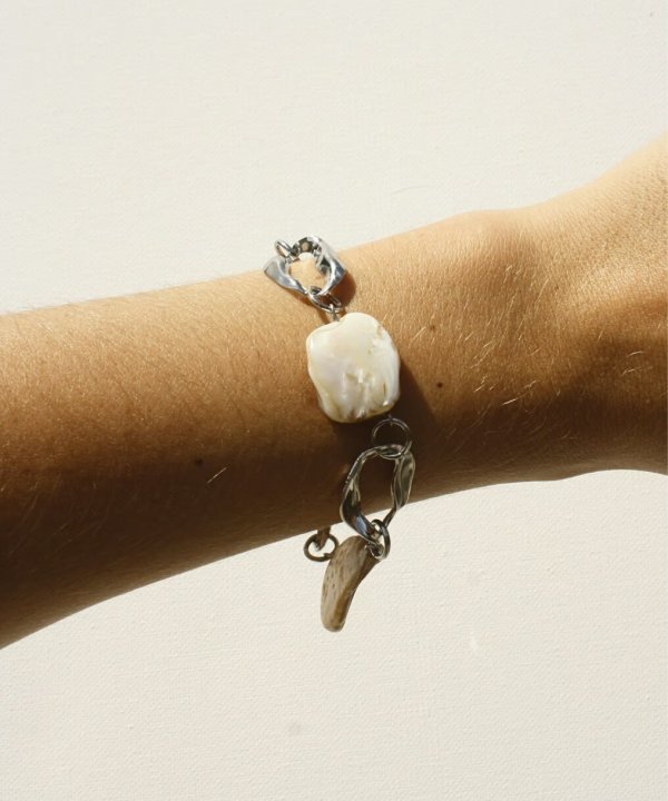 Handmade jewelry bracelet featuring white seashells and silver accents, perfect for beach-inspired fashion and boho accessories, crafted by katyamaker.
